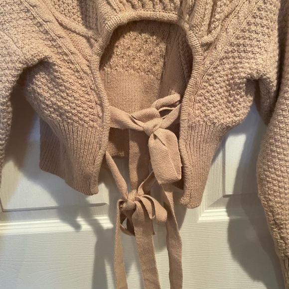 Cropped open back cable knit sweater - Picture 3 of 10